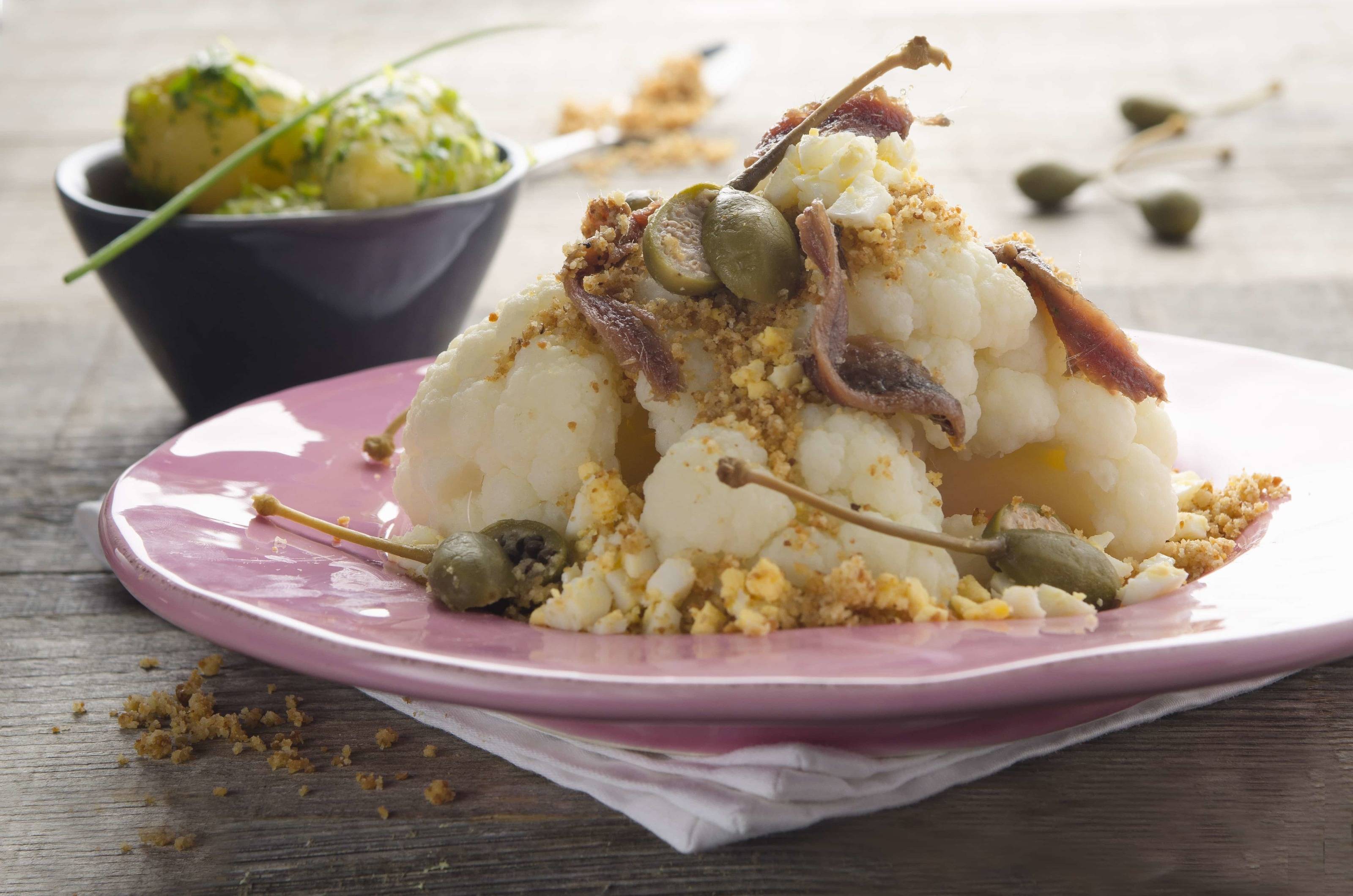 Karfiol mit Nuss-Butterbröseln, Kapern und Sardellen