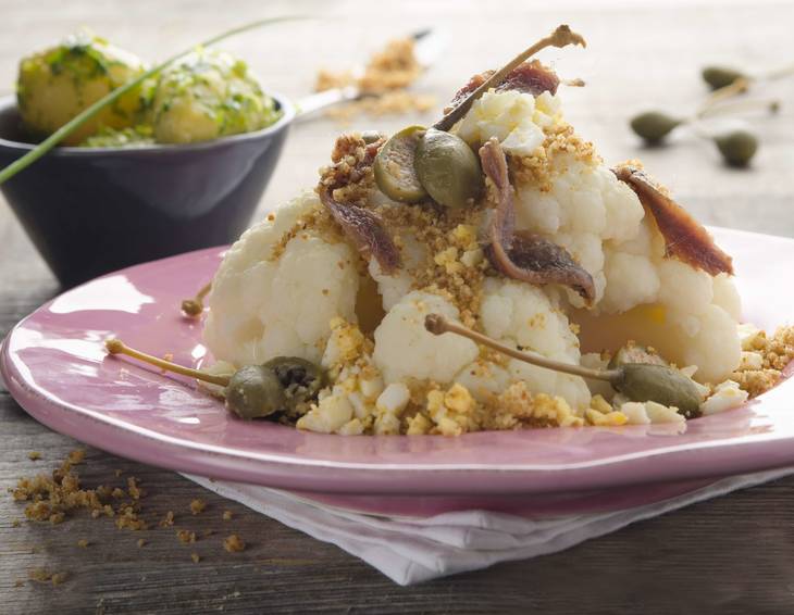 Karfiol mit Nuss-Butterbröseln, Kapern und Sardellen Karfiol mit Nuss-Butterbröseln, Kapern und Sardellen