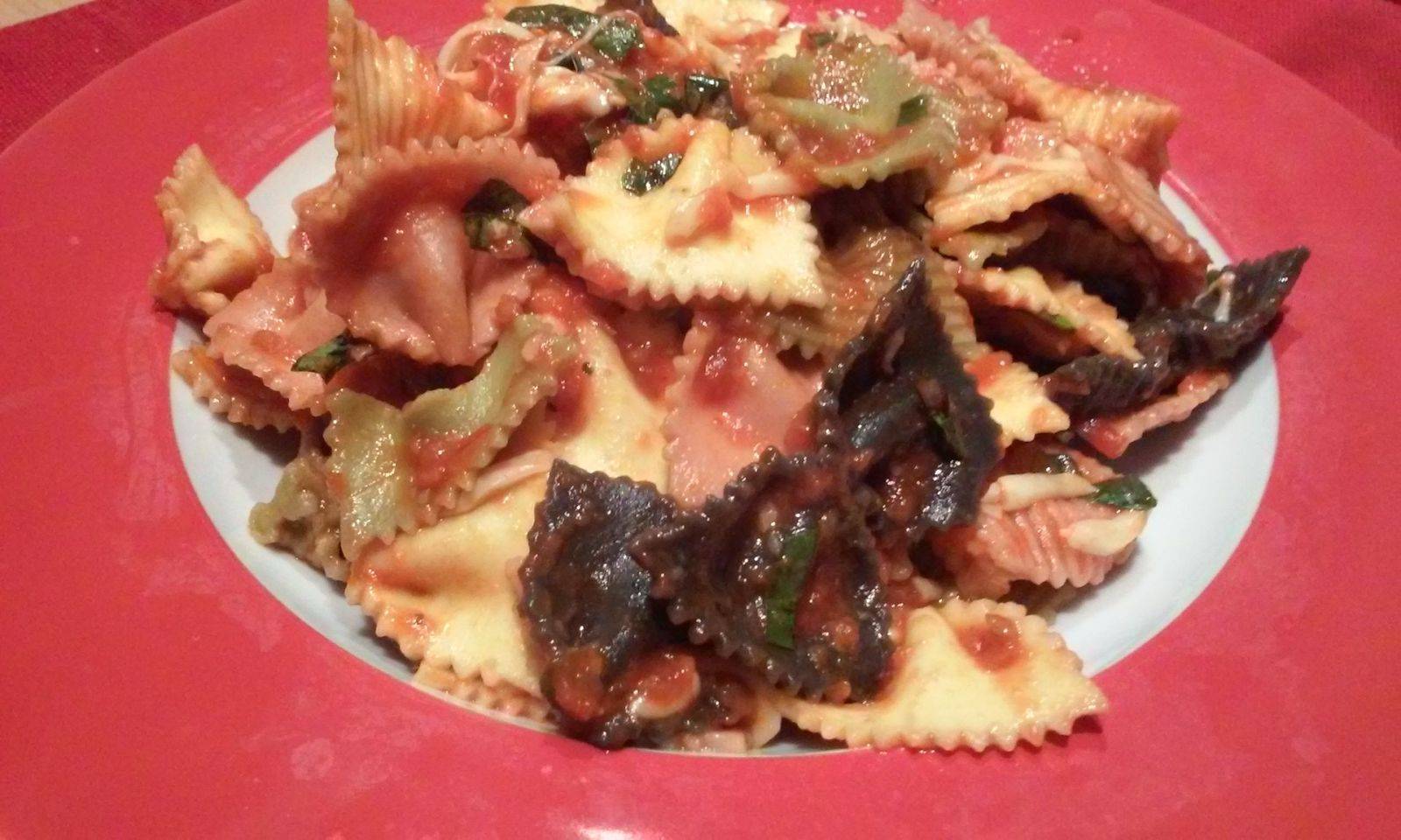 Bunte Farfalle mit Tomatensauce