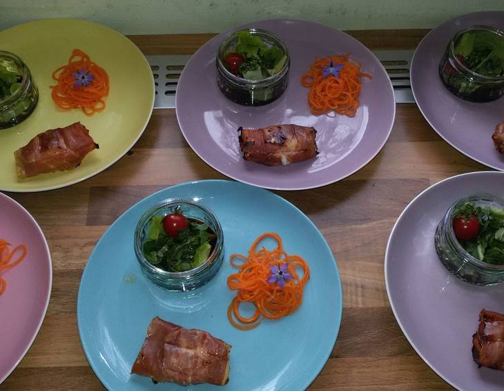 Blattsalat mit Ziegenkäse im Speckmantel Blattsalat mit Ziegenkäse im Speckmantel