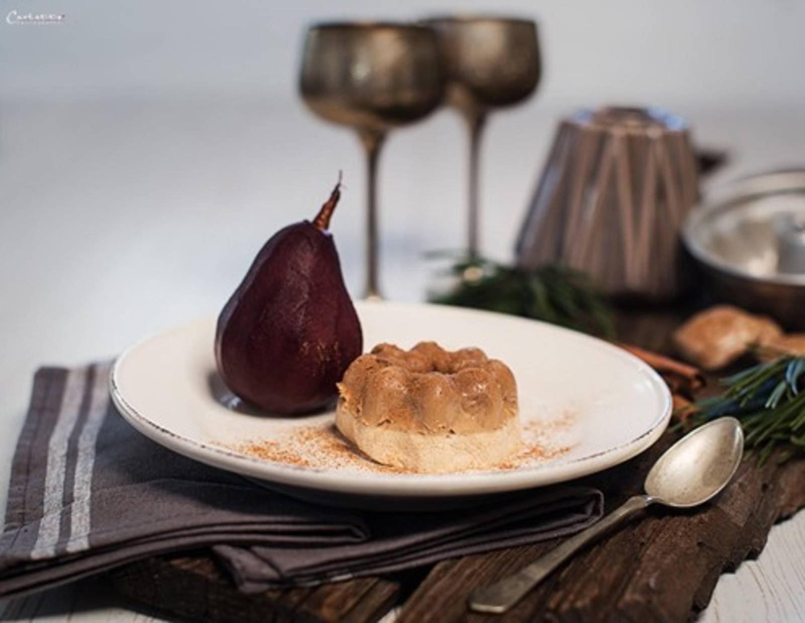 Lebkuchenparfait mit Rotweinbirne Rezept