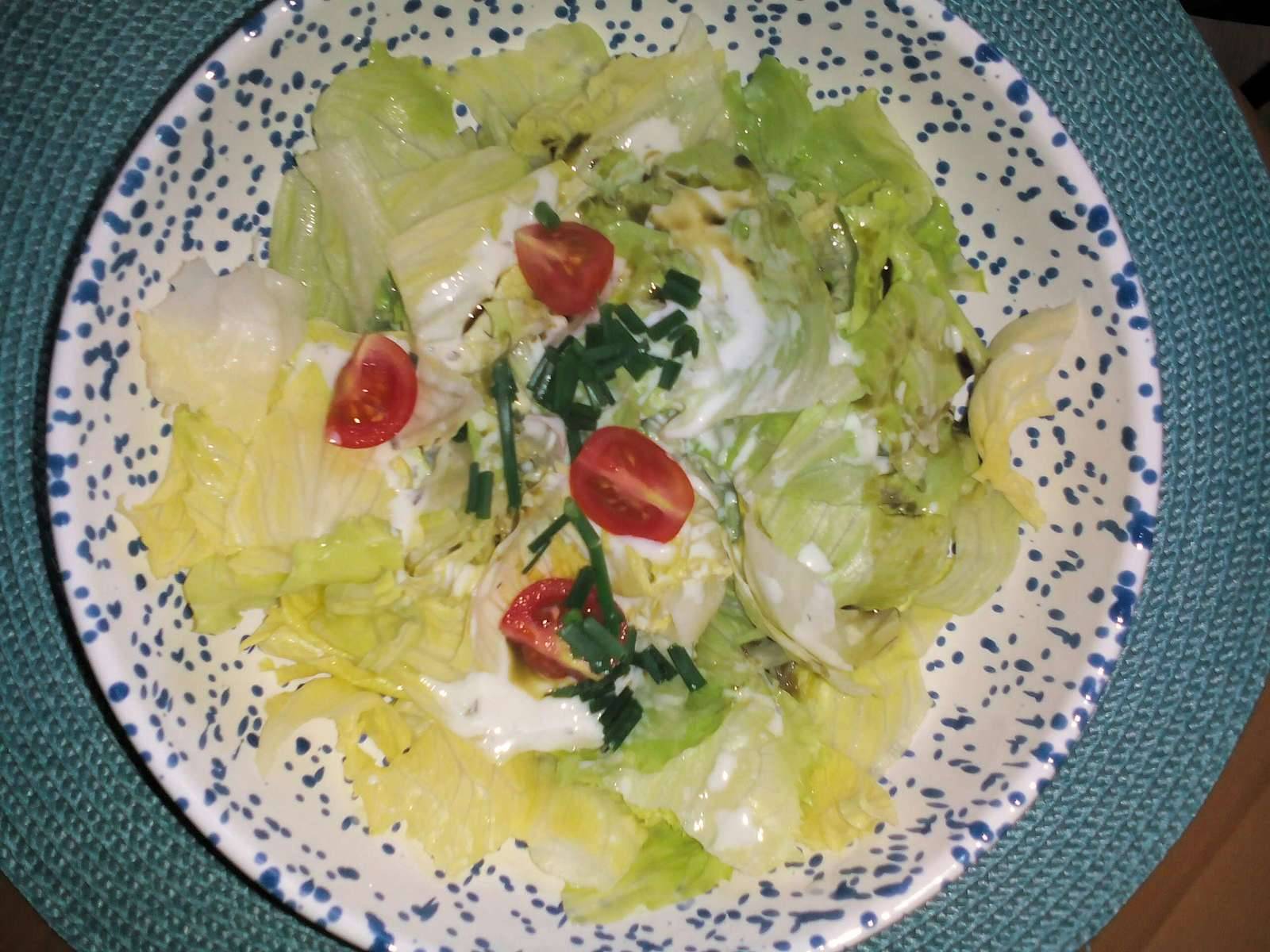 Eisbergsalat mit JoghurtDip Rezept ichkoche.at