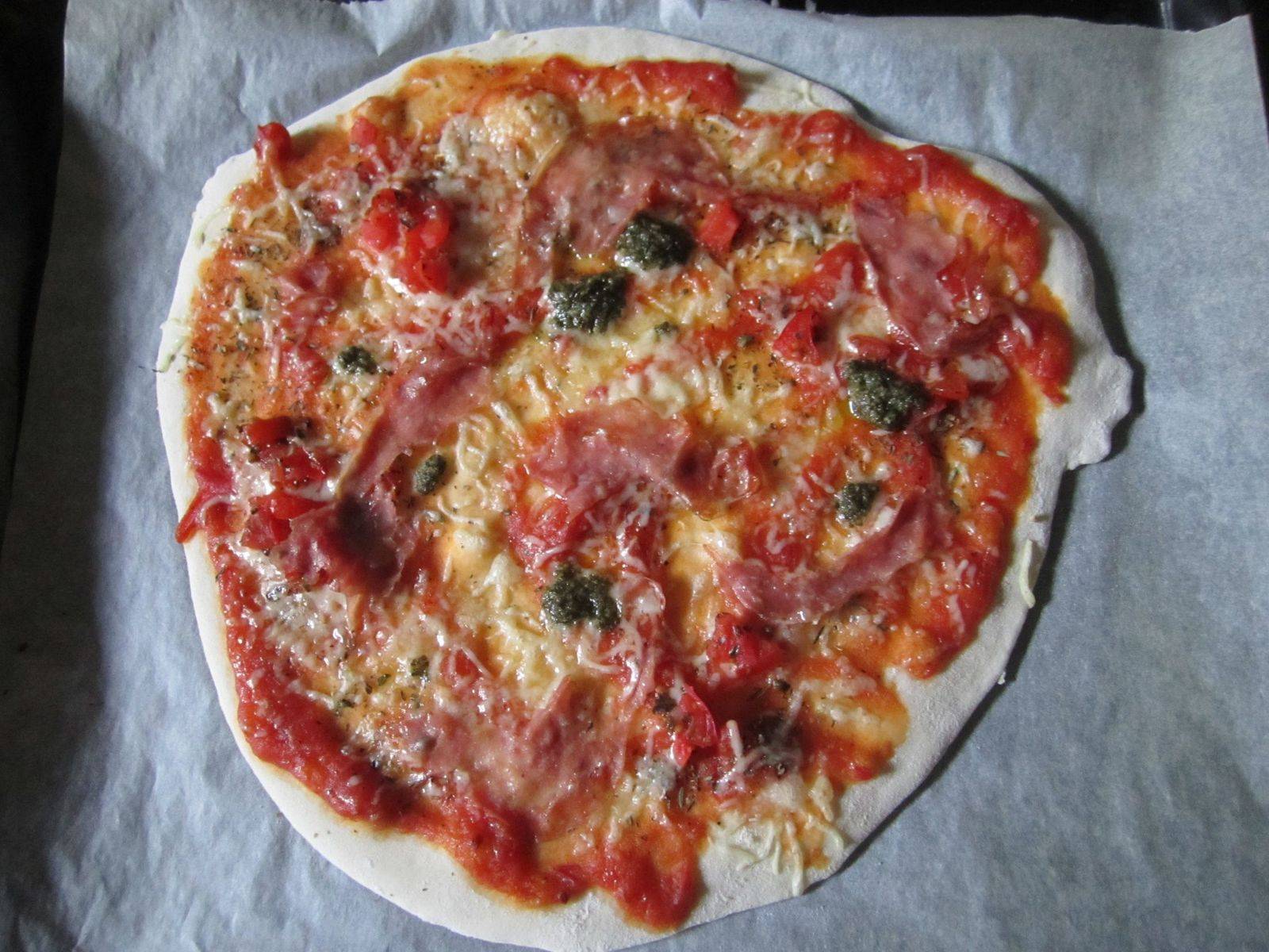 Pizza Salami und Pesto