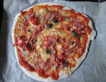 Pizza Salami und Pesto