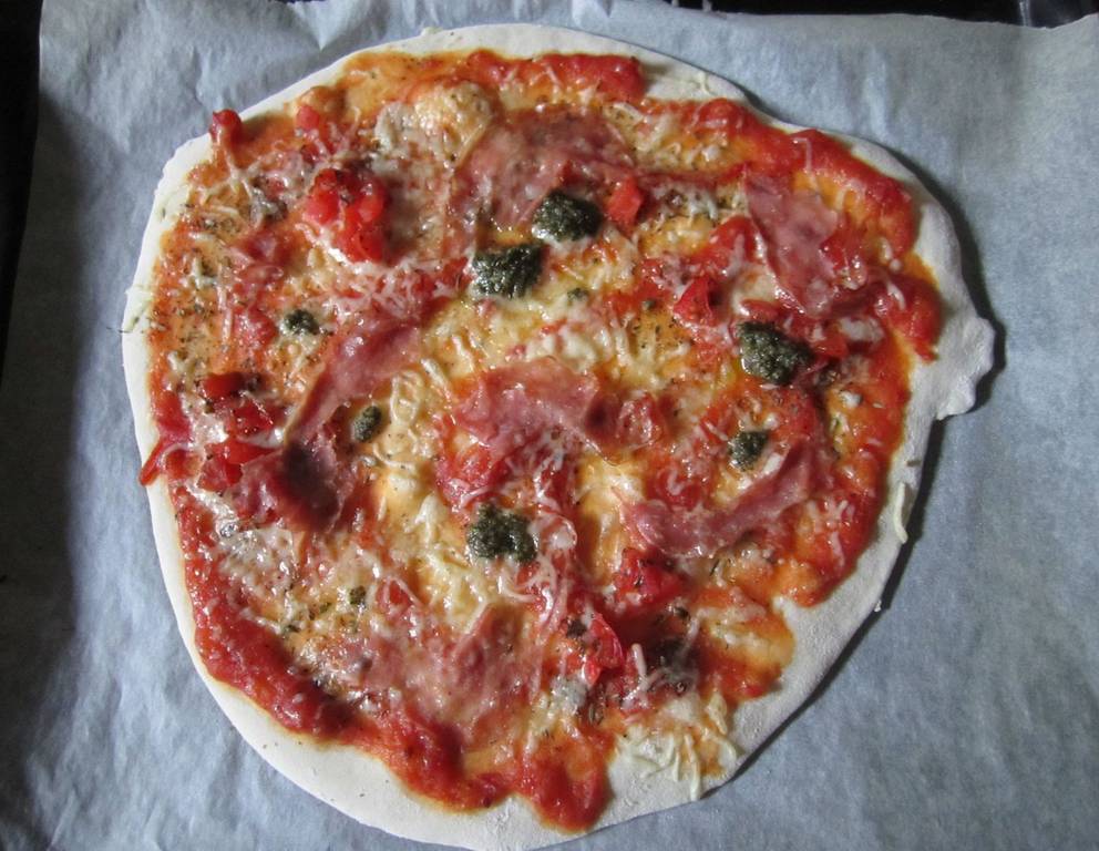 Pizza Salami und Pesto Pizza Salami und Pesto