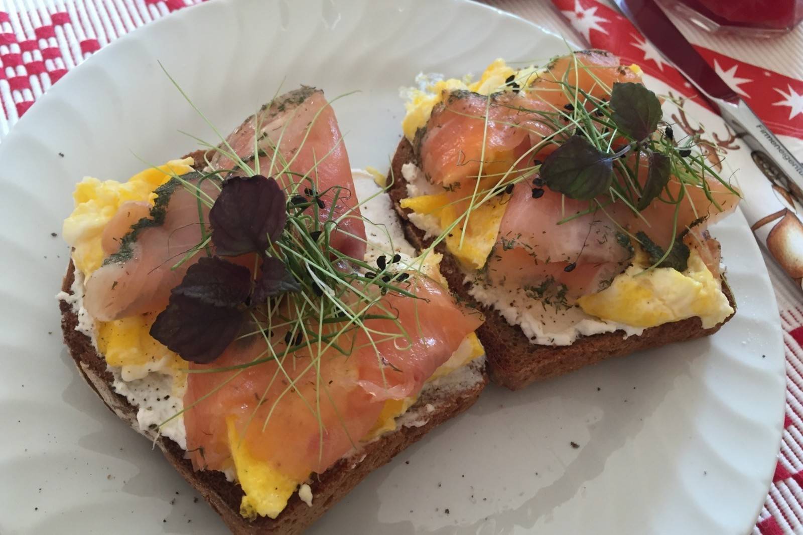 Frühstück mit Lachsforelle und Eierspeise