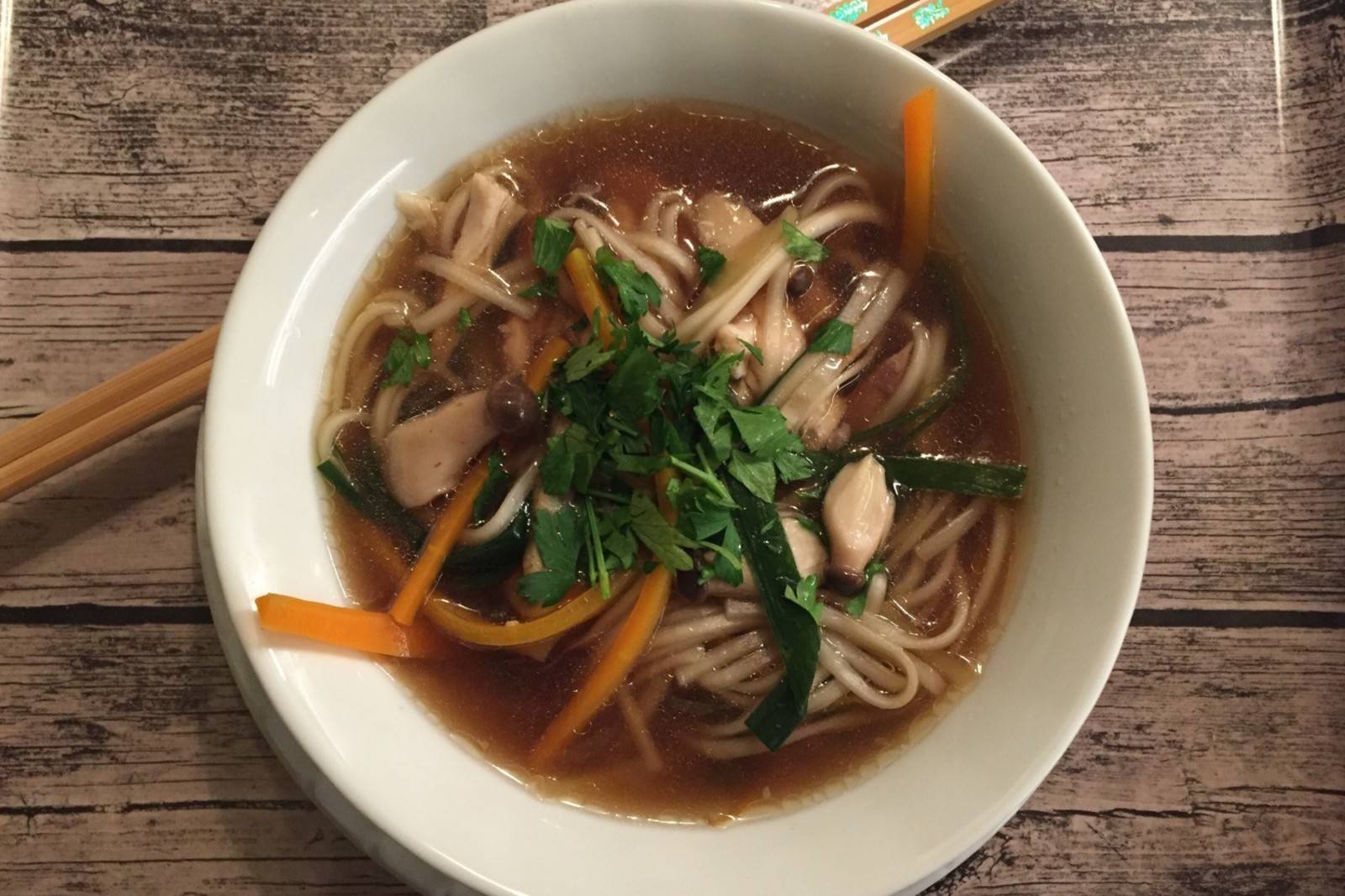 Asiatische Hühner-Nudelsuppe mit Gemüse und Kräuterseitlingen