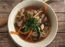 Asiatische Hühner-Nudelsuppe mit Gemüse und Kräuterseitlingen Asiatische Hühner-Nudelsuppe mit Gemüse und Kräuterseitlingen