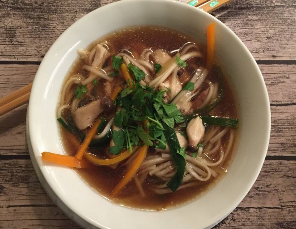 Asiatische Hühner-Nudelsuppe mit Gemüse und Kräuterseitlingen Asiatische Hühner-Nudelsuppe mit Gemüse und Kräuterseitlingen