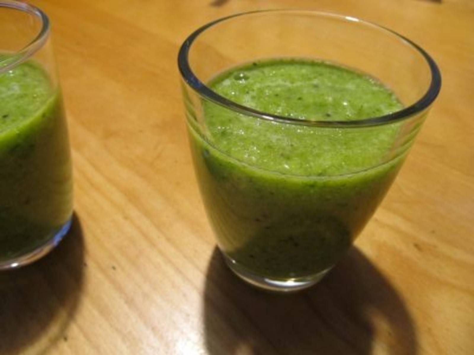 Smoothie mit Kiwi, Spinat und Sellerie