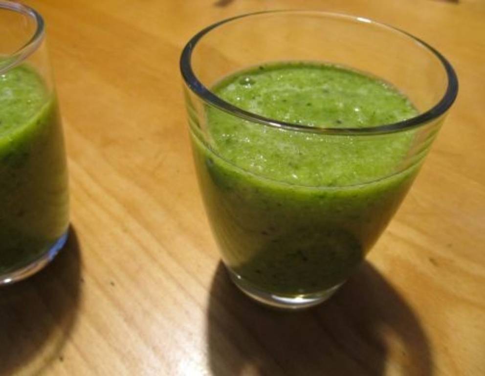 Smoothie mit Kiwi, Spinat und Sellerie Smoothie mit Kiwi, Spinat und Sellerie