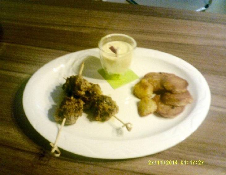 Fleischbällchenspieß mit Käse-Kräuterdip Fleischbällchenspieß mit Käse-Kräuterdip