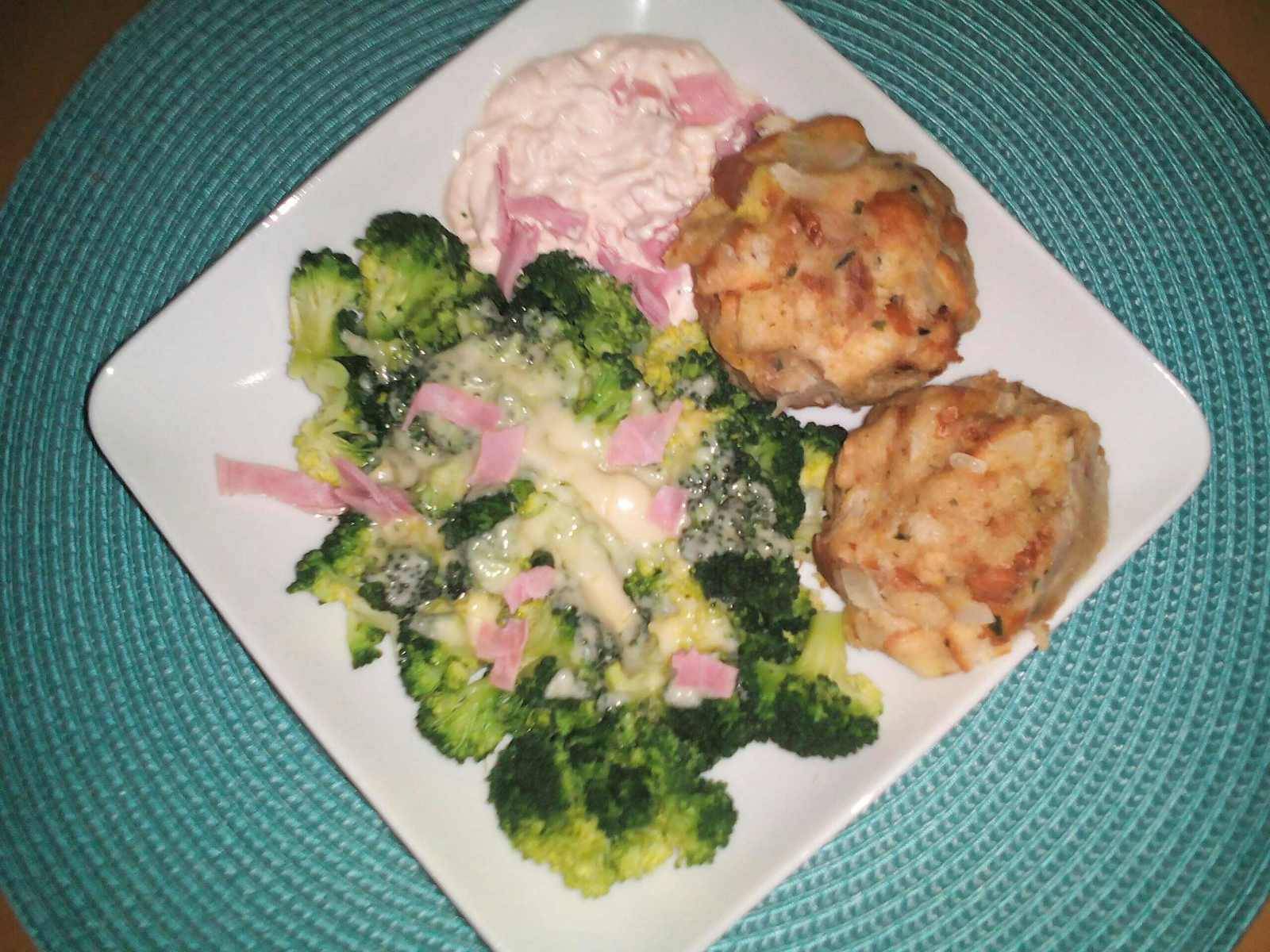 Brezenknödel mit Specksauce und gratiniertem Brokkoli Rezept - ichkoche.at