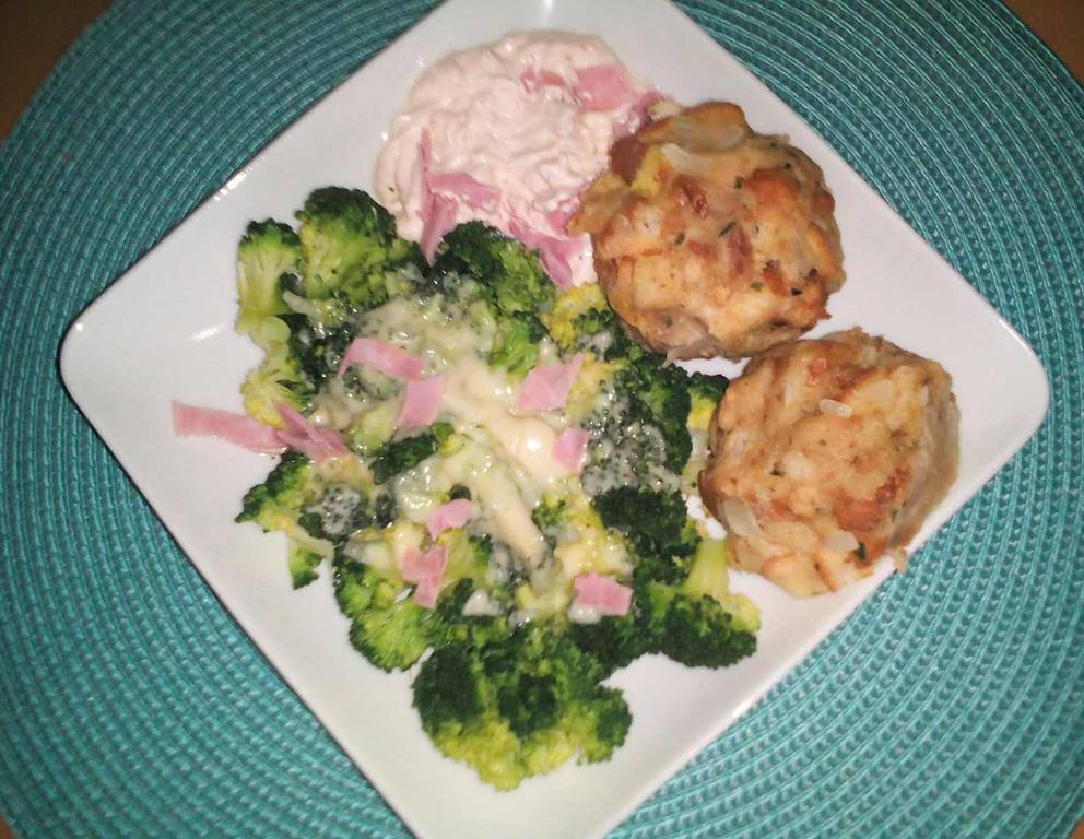 Brezenknödel mit Specksauce und gratiniertem Brokkoli Brezenknödel mit Specksauce und gratiniertem Brokkoli