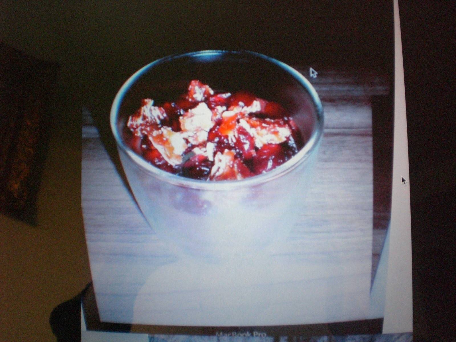 Schokoladenpudding mit beschwipsten Cranberries und Mandelkaramell