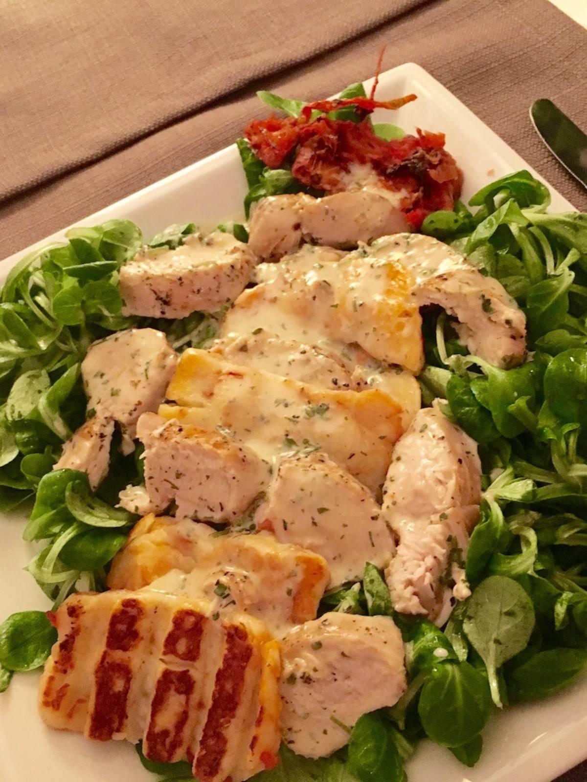 Putenbrust mit Halloumi auf Salat