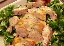 Putenbrust mit Halloumi auf Salat Putenbrust mit Halloumi auf Salat