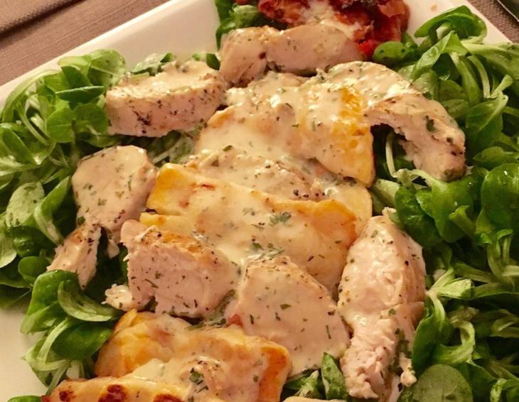 Putenbrust mit Halloumi auf Salat Putenbrust mit Halloumi auf Salat