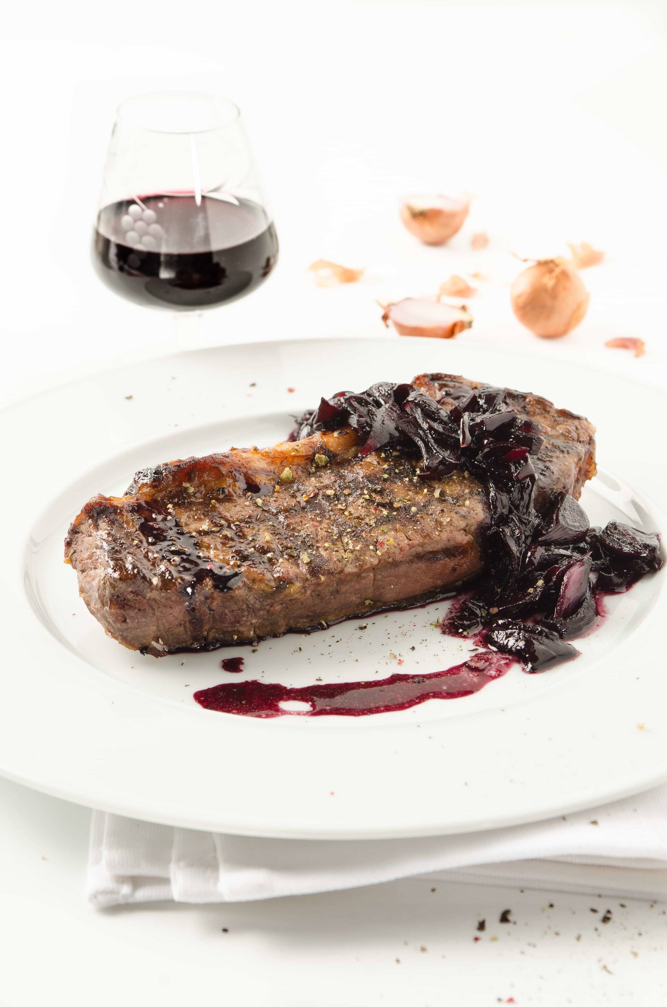 Steak mit Rotweinschalotten
