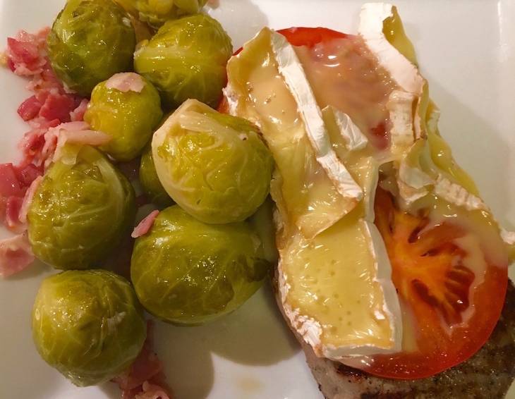 Überbackenes Rumpsteak mit Kohlsprossen Überbackenes Rumpsteak mit Kohlsprossen