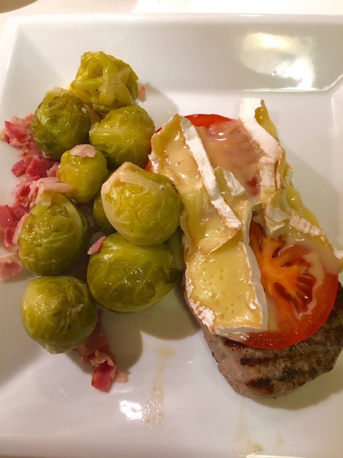 Überbackenes Rumpsteak mit Kohlsprossen Rezept - ichkoche.de Überbackenes Rumpsteak mit Kohlsprossen Rezept - ichkoche.de