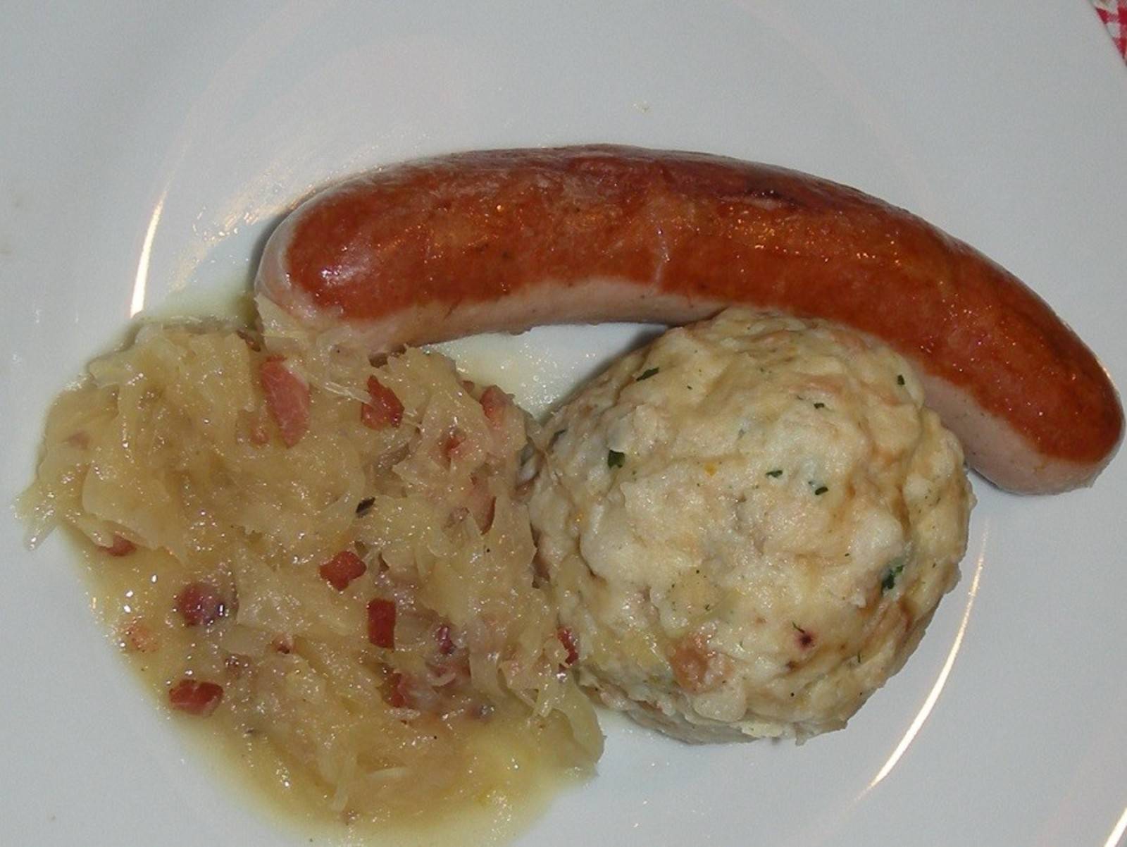 Speckknödel auf Sauerkraut