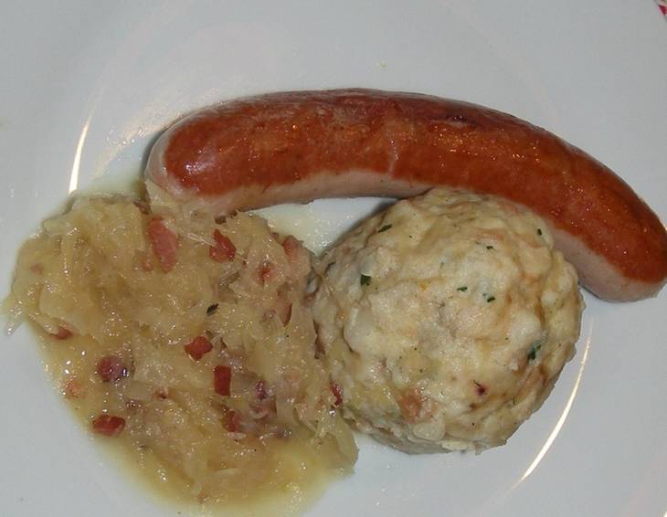 Speckknödel auf Sauerkraut