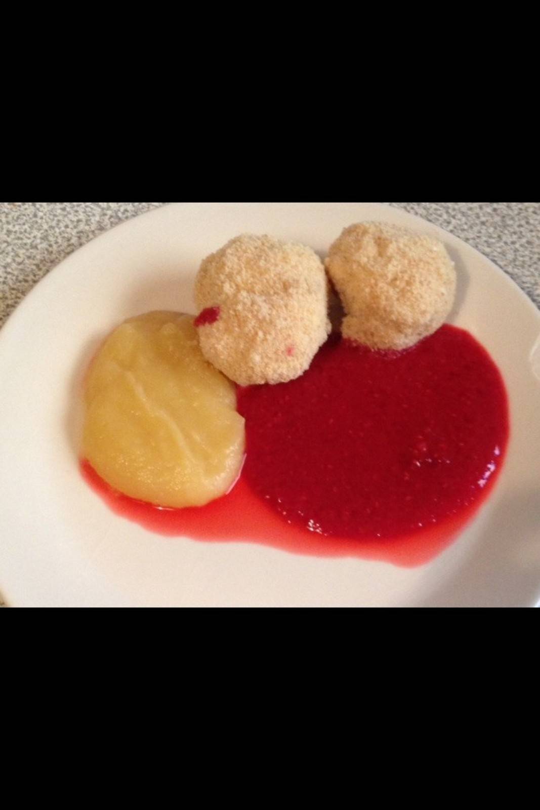 Topfenknödel mit Erdbeersoße