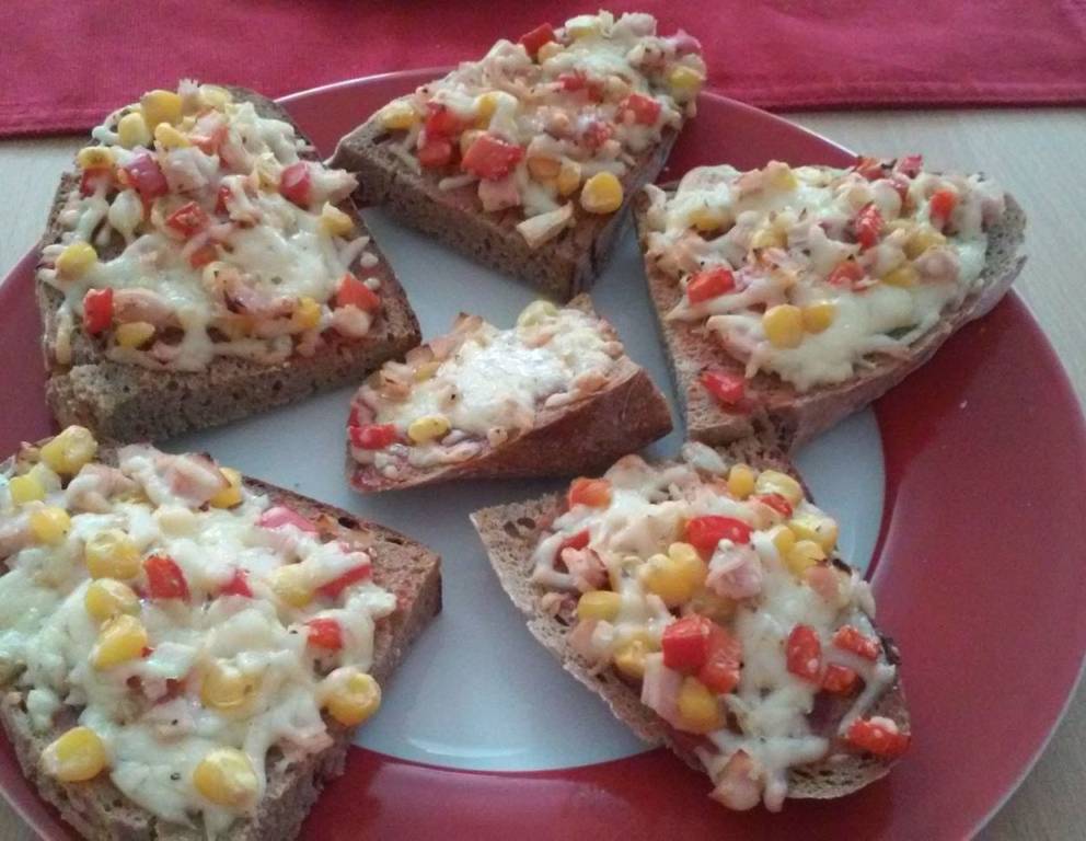 Schwarzbrot mit Pizzabelag Schwarzbrot mit Pizzabelag