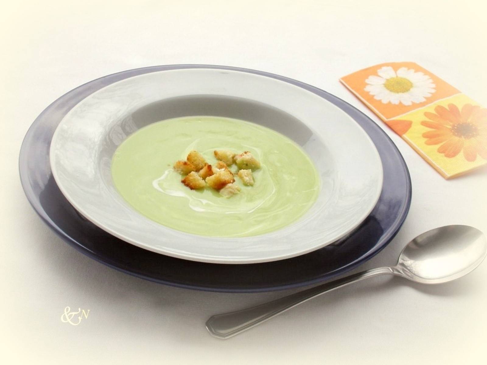 Avocadosuppe mit Knoblauchcroutons