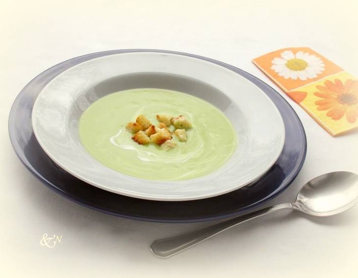 Avocadosuppe mit Knoblauchcroutons Avocadosuppe mit Knoblauchcroutons