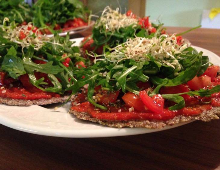 Rohköstliche Mini-Pizzas mit Rucola Rohköstliche Mini-Pizzas mit Rucola