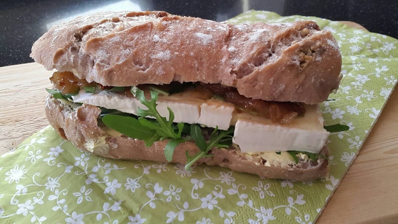 Walnuss-Baguette mit Zwiebel-Chutney und Brie