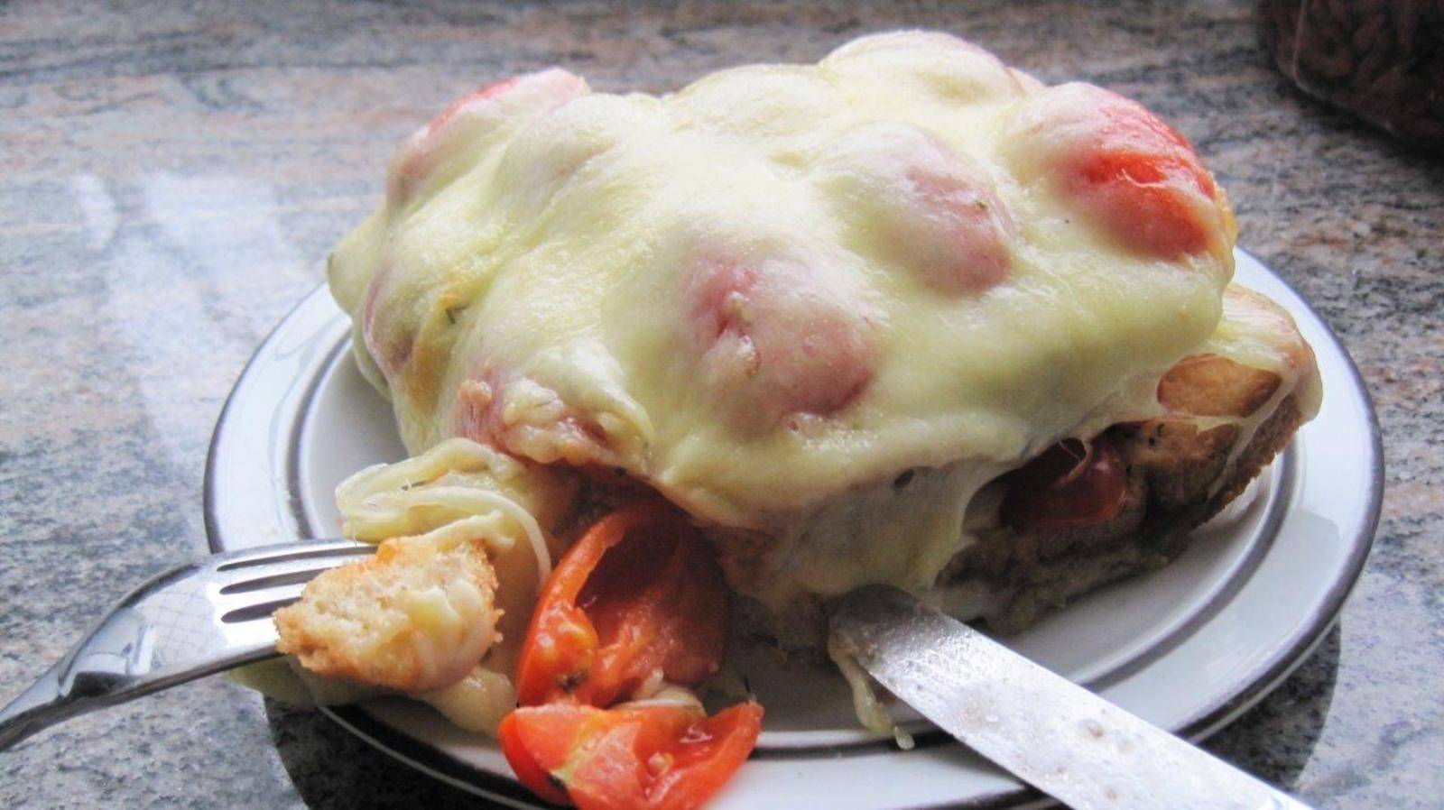 Überbackener Tomaten-Mozzarella Toast