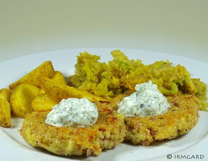 Quinoalaibchen mit Kräuterrahmsauce und Salat Quinoalaibchen mit Kräuterrahmsauce und Salat