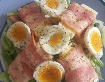 Salat mit Feta im Speckmantel und Honig-Senf-Dressing Salat mit Feta im Speckmantel und Honig-Senf-Dressing