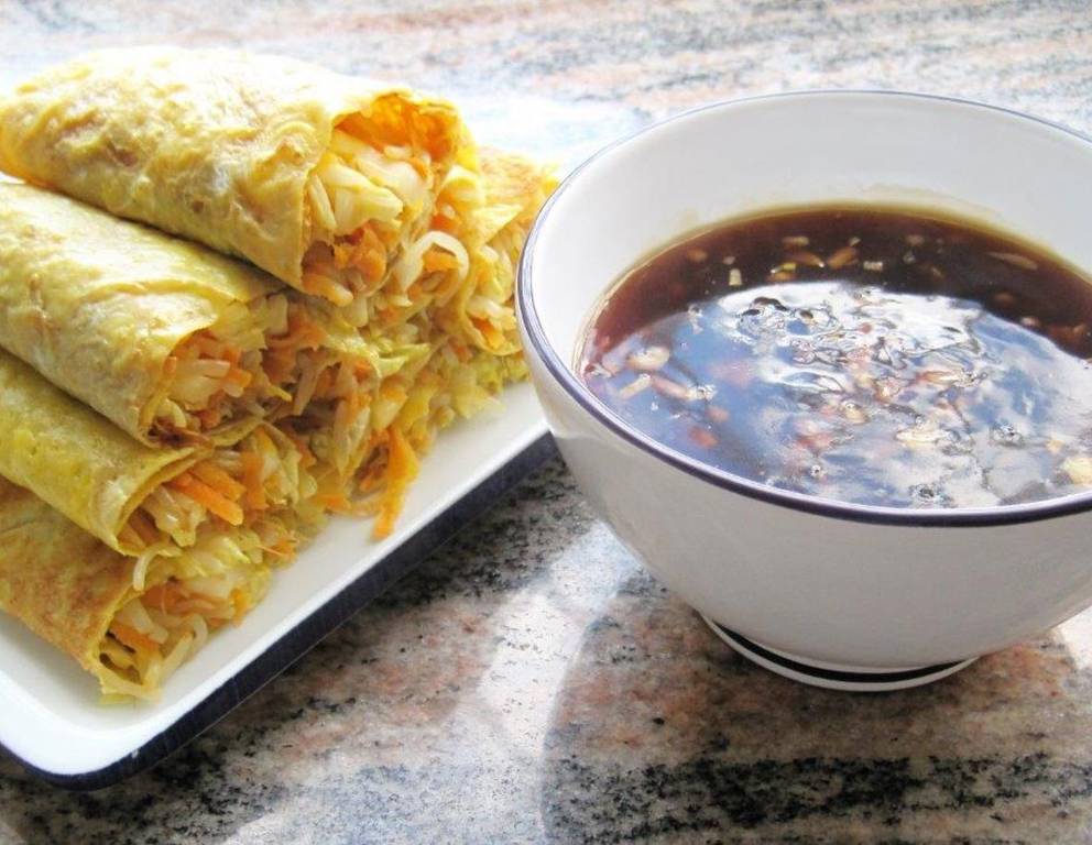 Chinesische Eierpalatschinken mit Knoblauch-Chili Sauce Chinesische Eierpalatschinken mit Knoblauch-Chili Sauce