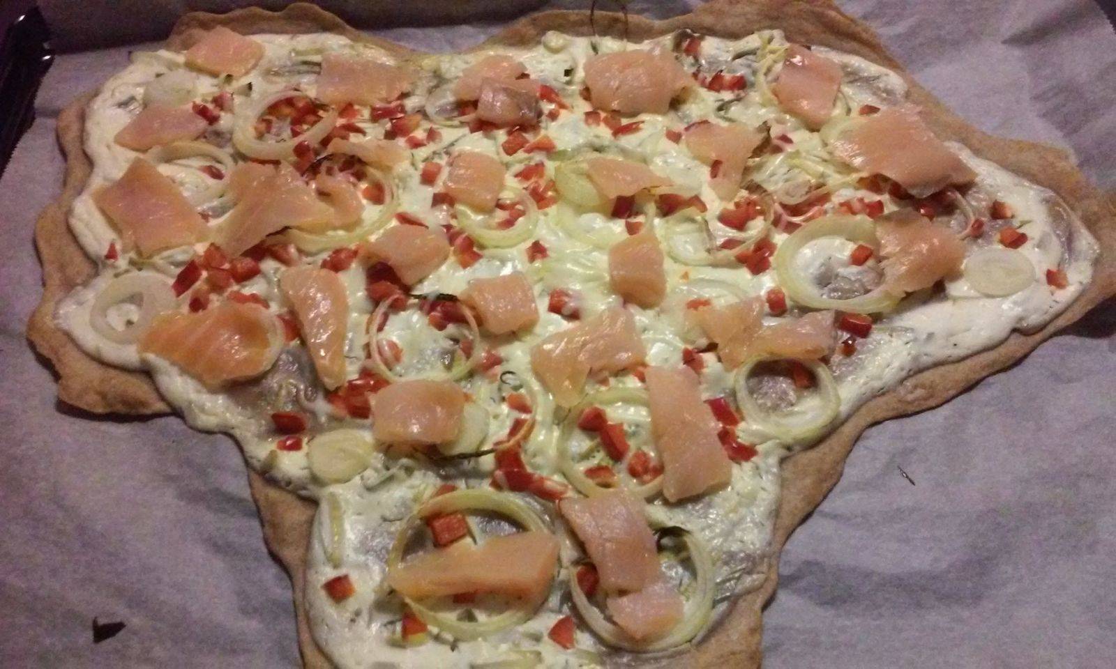 Vollkorn-Flammkuchen mit Lachs Rezept - ichkoche.de Vollkorn-Flammkuchen mit Lachs Rezept - ichkoche.de