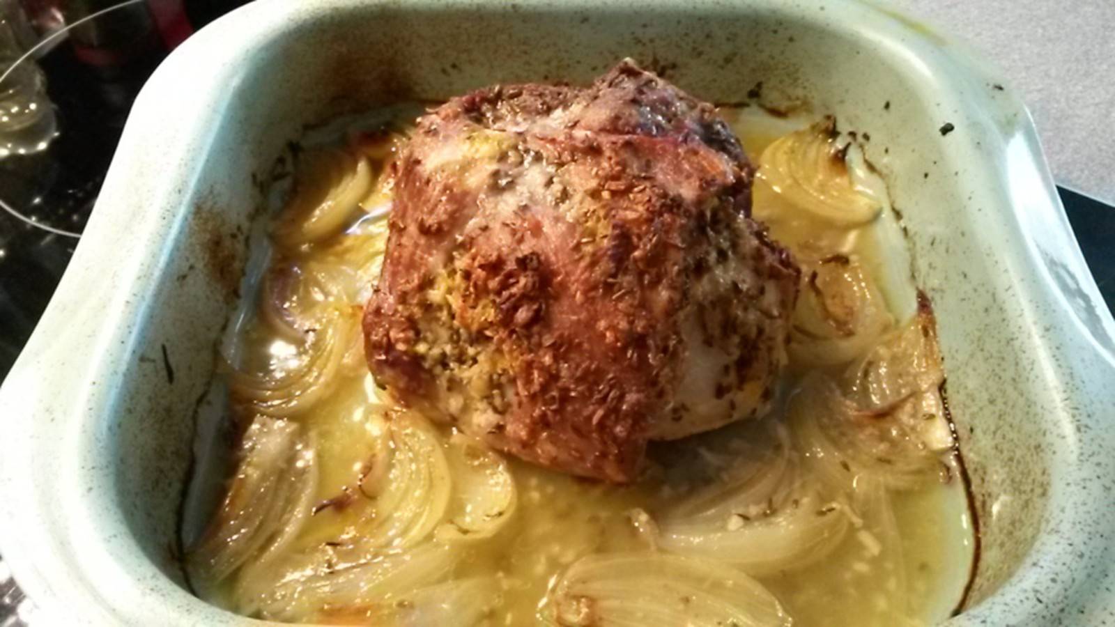 Schweinsbraten mit Zwiebelgemüse