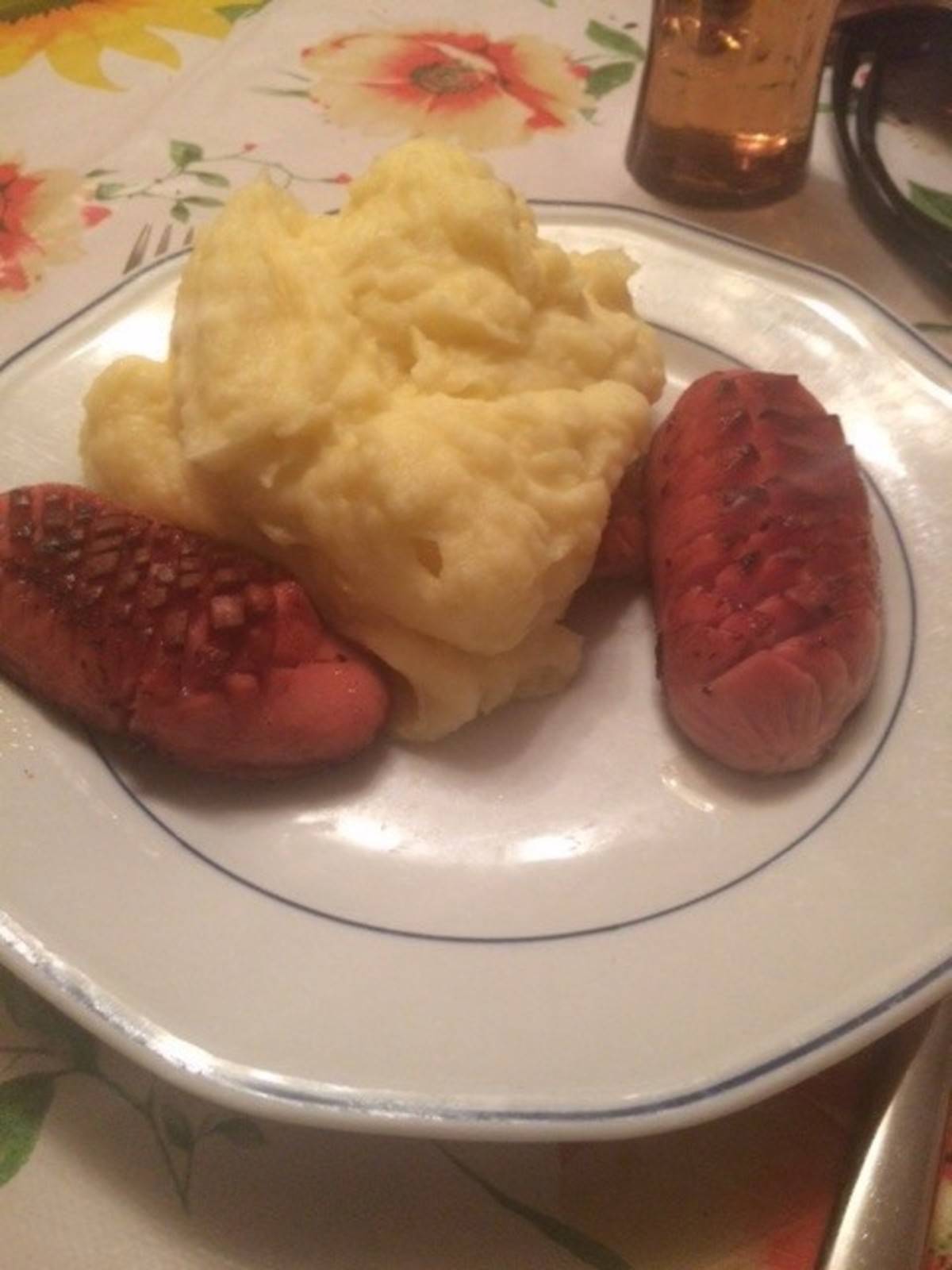 Knacker mit Erdäpfelpüree Rezept - ichkoche.de Knacker mit Erdäpfelpüree Rezept - ichkoche.de