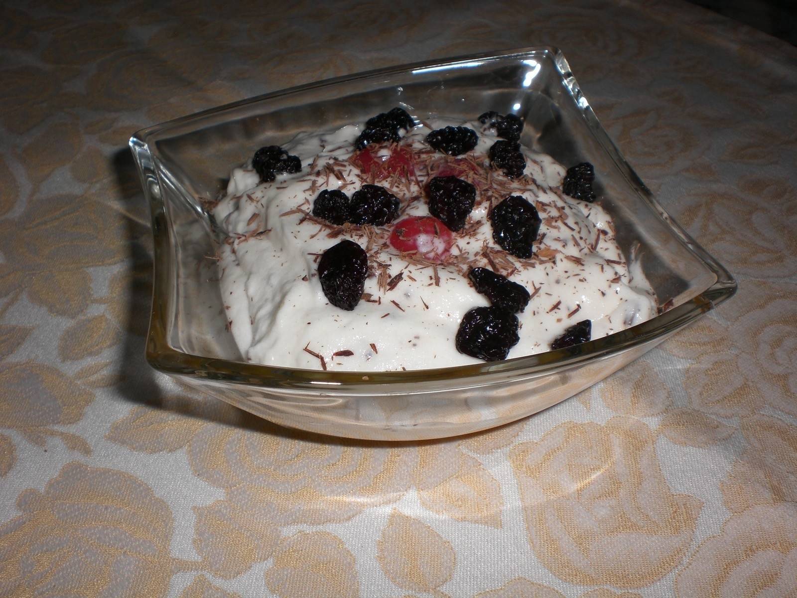 Stracciatellacreme mit Kirschen Rezept - ichkoche.de