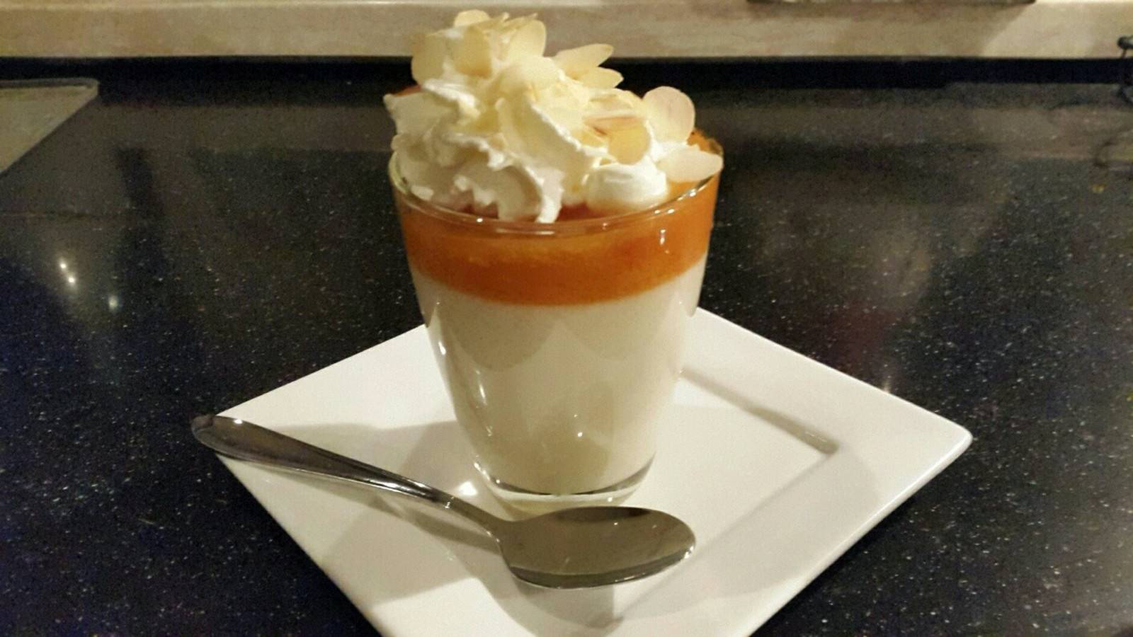 Mandel-Grieß-Pudding mit Marillenröster