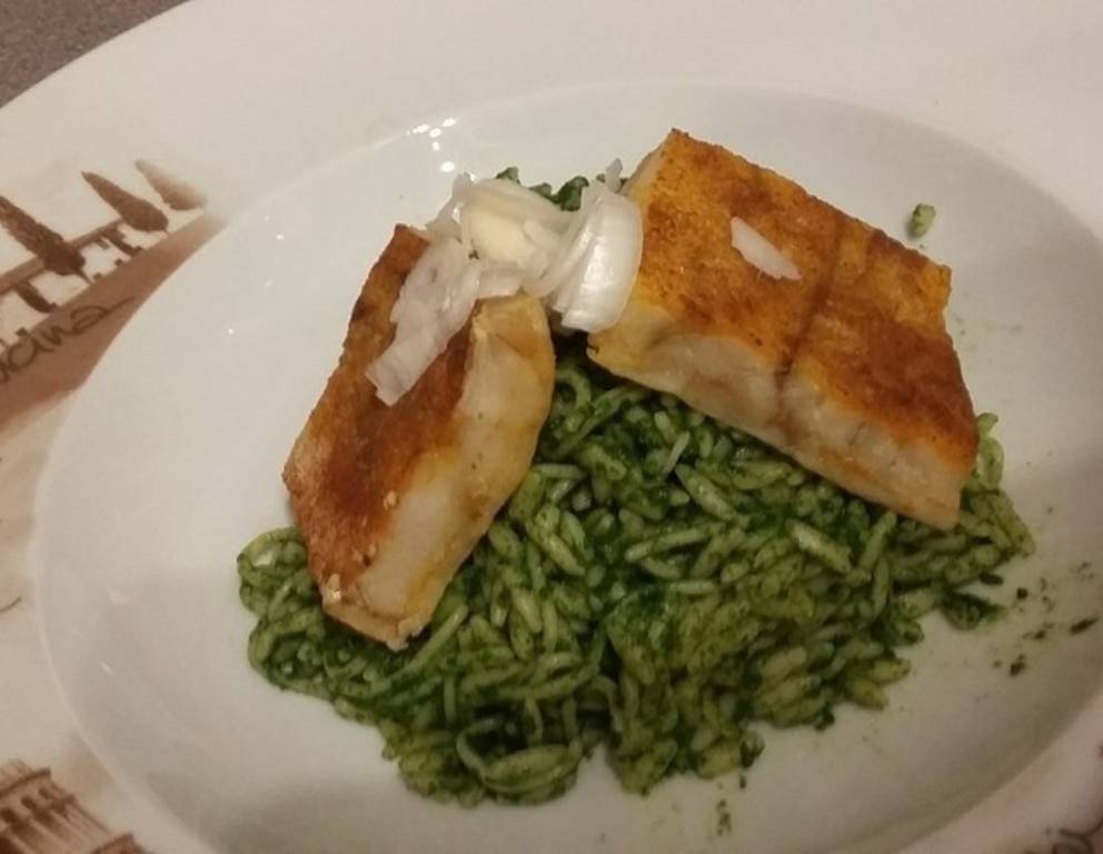 Feuriger Fisch auf Spinatnudeln Feuriger Fisch auf Spinatnudeln