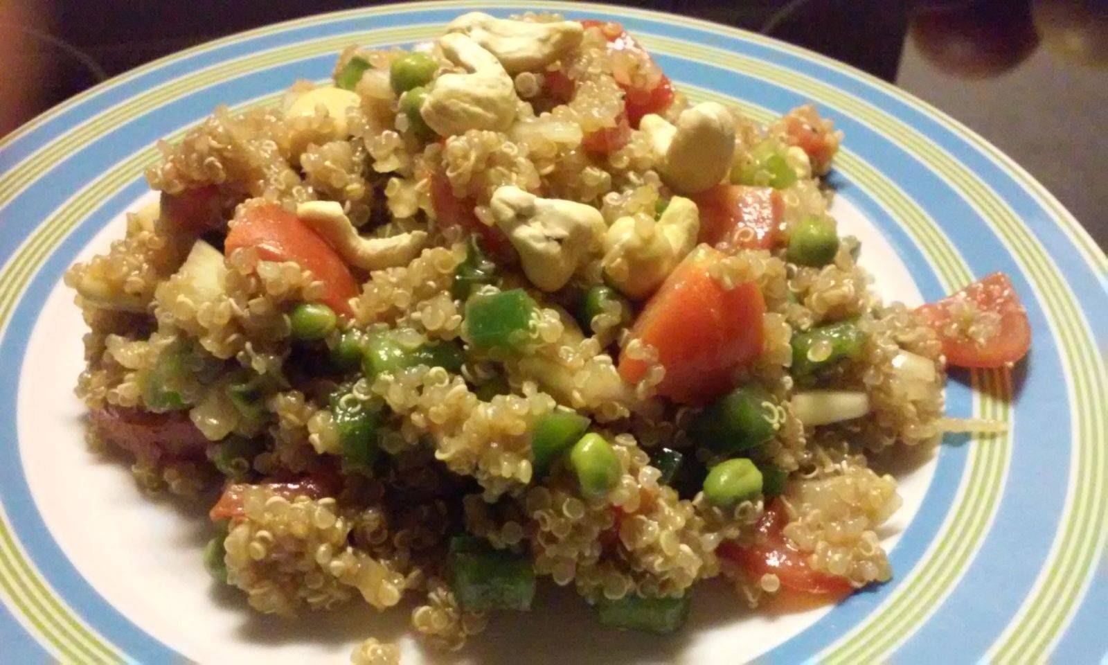 Bunter Quinoa-Salat mit Cashewnüssen