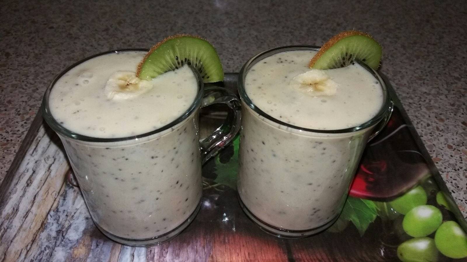 Bananen-Kiwi Shake mit Chiasamen Rezept - ichkoche