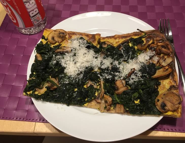 Pizza mit Pilzen und Spinat Pizza mit Pilzen und Spinat