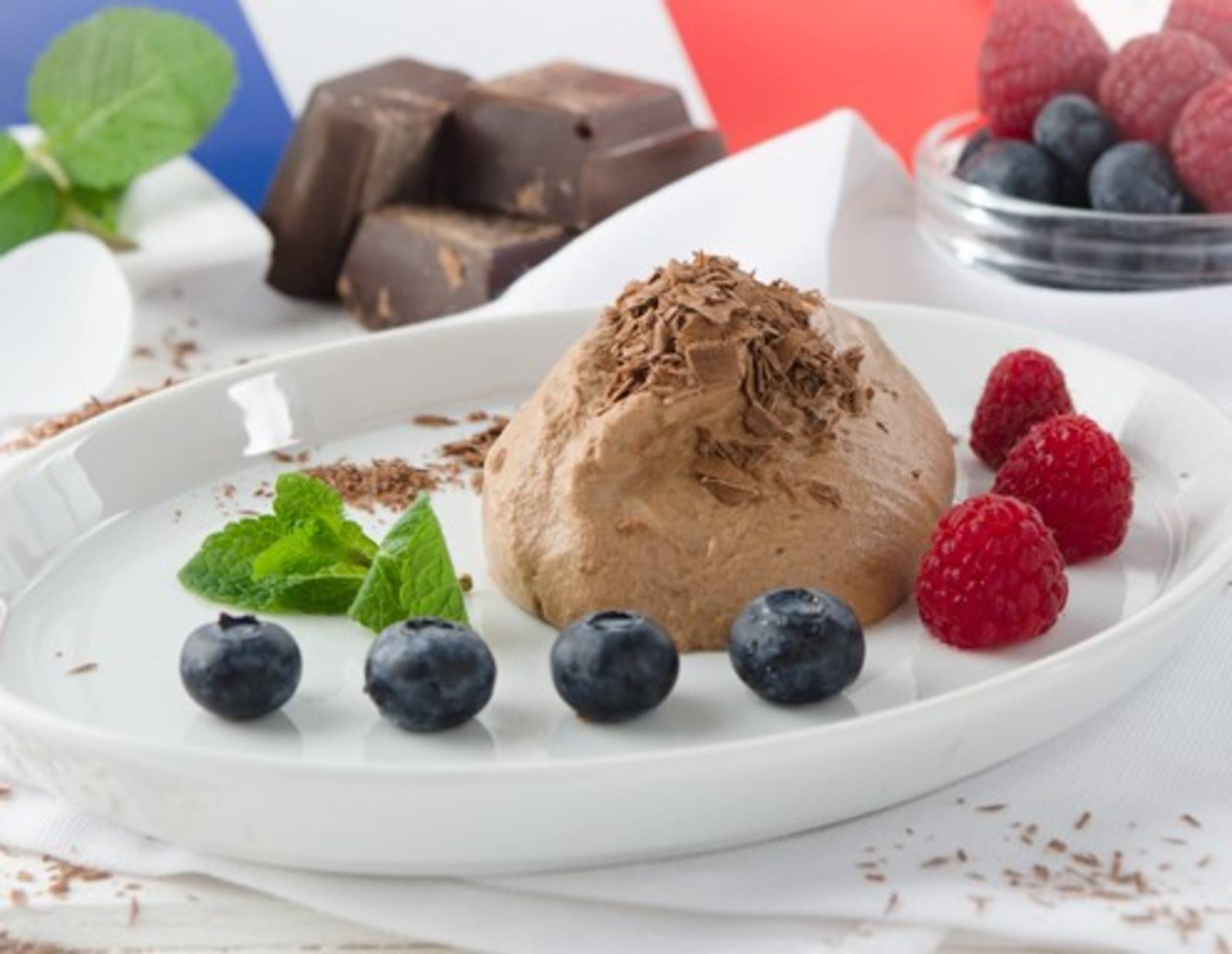 Weisses Mousse au Chocolat mit Erdbeeren Rezept - ichkoche.ch Weisses Mousse au Chocolat mit Erdbeeren Rezept - ichkoche.ch