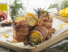 Gegrillter Speck-Maiskolben Gegrillter Speck-Maiskolben