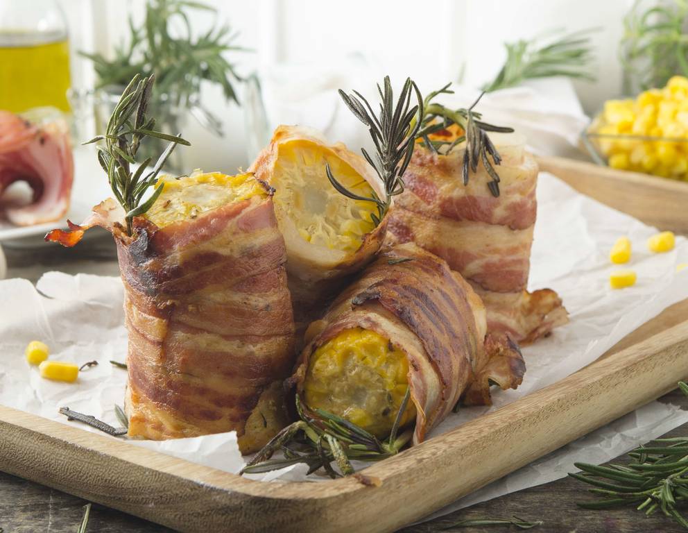 Gegrillter Speck-Maiskolben Gegrillter Speck-Maiskolben