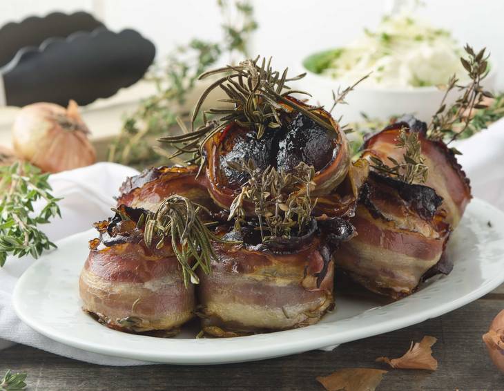 Geschmorte Speck-Schalotten am Spieß Geschmorte Speck-Schalotten am Spieß